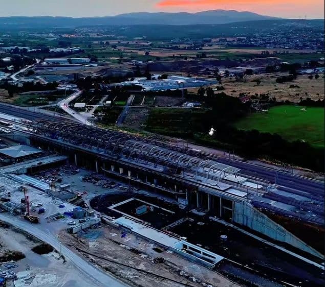Bursa Yüksek Hızlı Tren Garı inşaatının havadan görünümü.