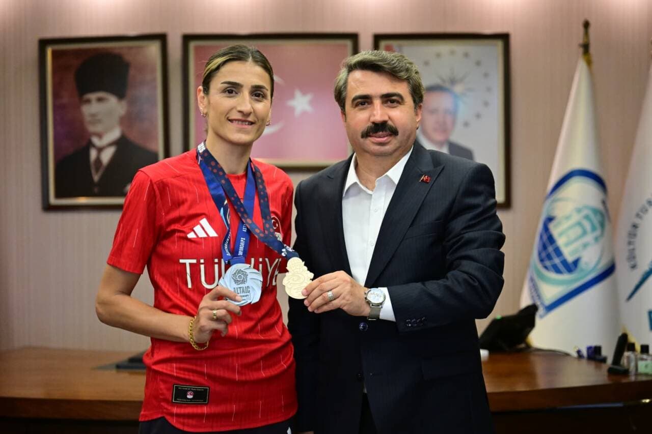 Bursalı Milli Tekvandocu Hatice Kübra İlgün, Kazakistan'dan Çifte Madalyayla Döndü