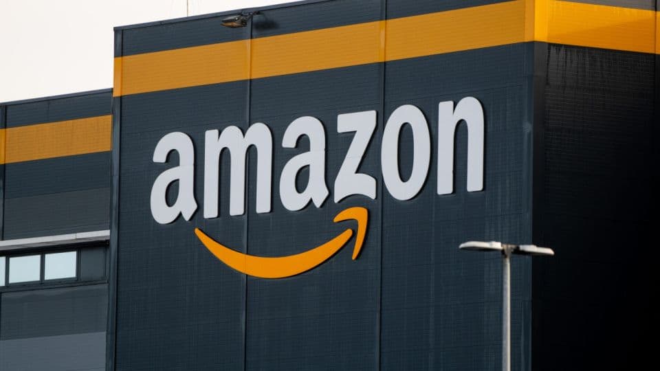 Amazon logosu, şirketin 3 trilyon dolar piyasa değerine ulaşmasını gösteriyor.