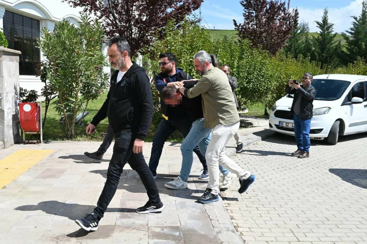 Bursa Gemlik'te cinayet zanlısının polis tarafından yakalanarak adliyeye sevk edilme anı.