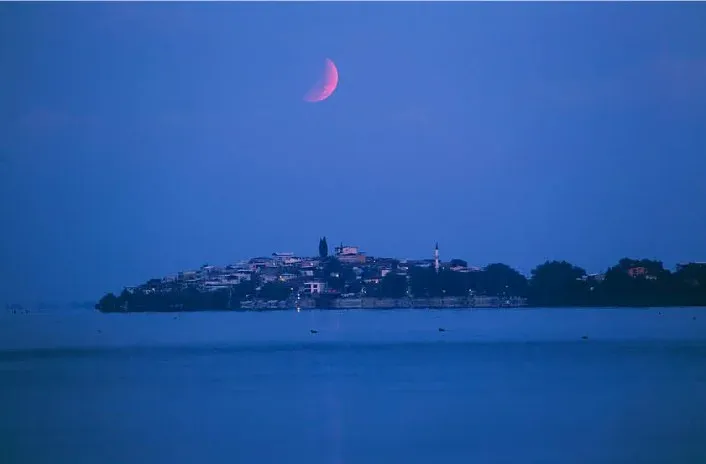 Bursa Gölyazı üzerinde parçalı ay tutulması manzarası