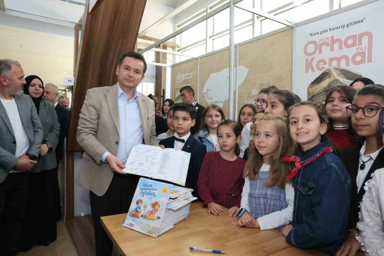 Osmangazi Belediye Başkanı Erkan Aydın, Bursa Kitap Fuarı'nda Çocuk Yazarlarla Buluştu