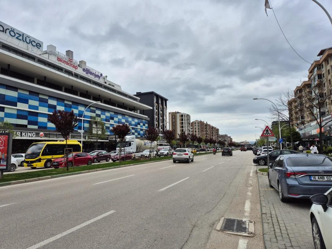 Bursa'da bisiklet yarışı nedeniyle trafiğe kapatılmış bir yol ve güvenlik önlemleri.