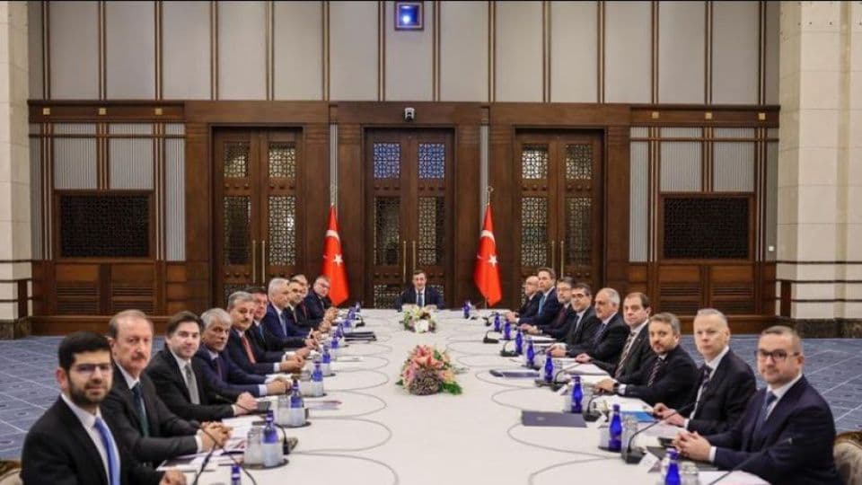Ekonomi Koordinasyon Kurulu (EKK) üyeleri toplantıda, masada Türk bayrakları ve belgeler.