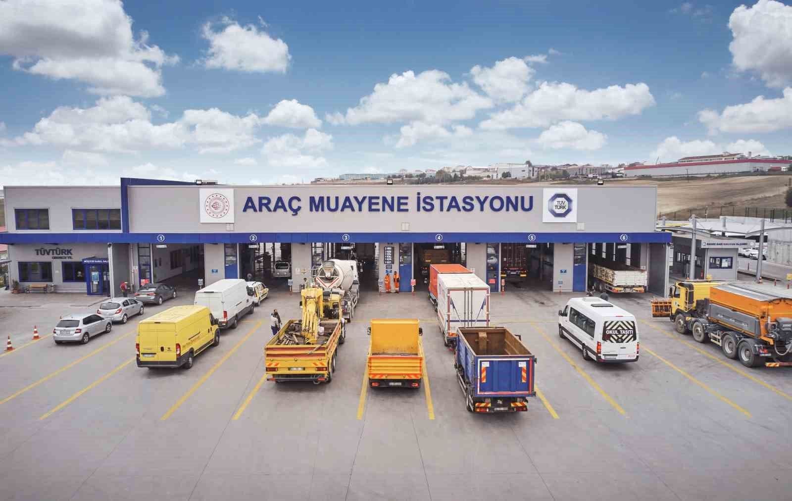 TÜVTÜRK araç muayene istasyonunda bekleyen okul servisi ve diğer araçlar.