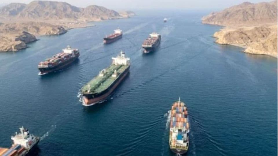 Hürmüz Boğazı'nda seyir halindeki ticari yük gemileri ve petrol tankerleri.