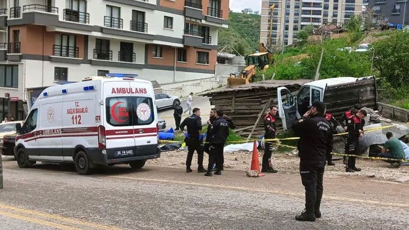 Ankara Çankaya'da 1 Mayıs iş kazası sonrası olay yerinde ambulans ve polis ekipleri.