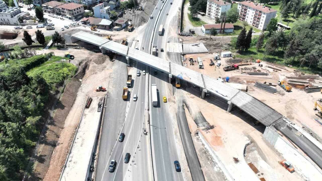 Kocaeli Başiskele Kavşağı Koridor Projesi'nin inşaat halindeki köprü ve yol çalışmaları, havadan görünüm.