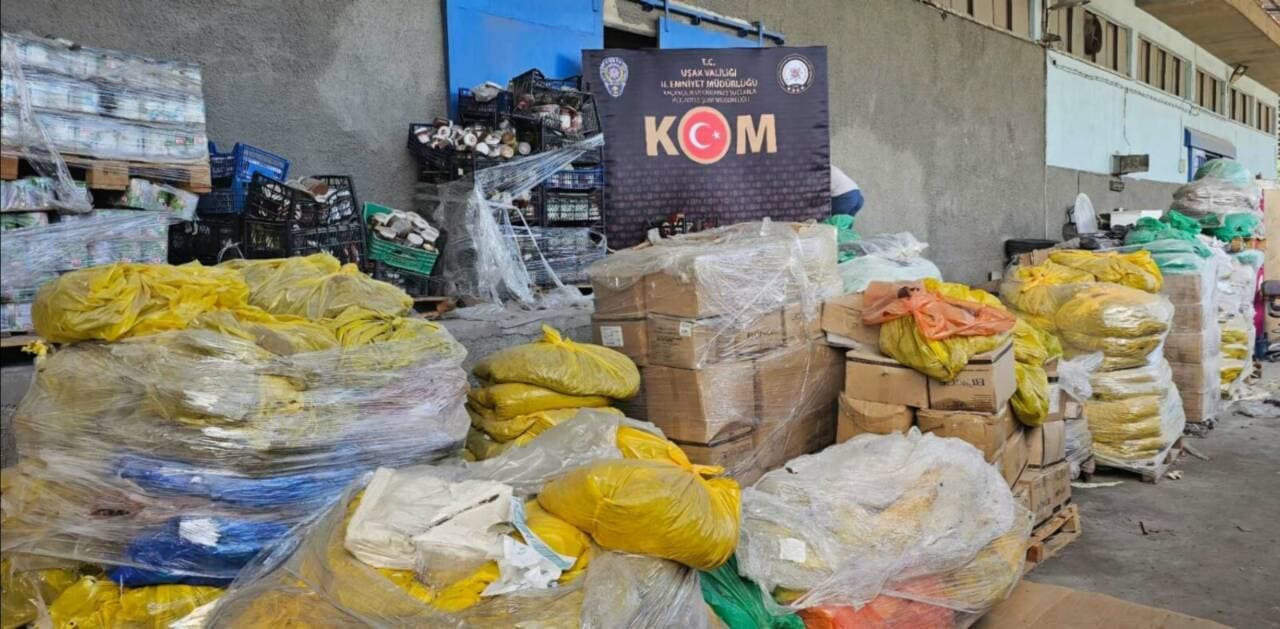 Bursa'da Gıda Deposuna Baskın: 30 Ton Bozuk Ürün Ele Geçirildi