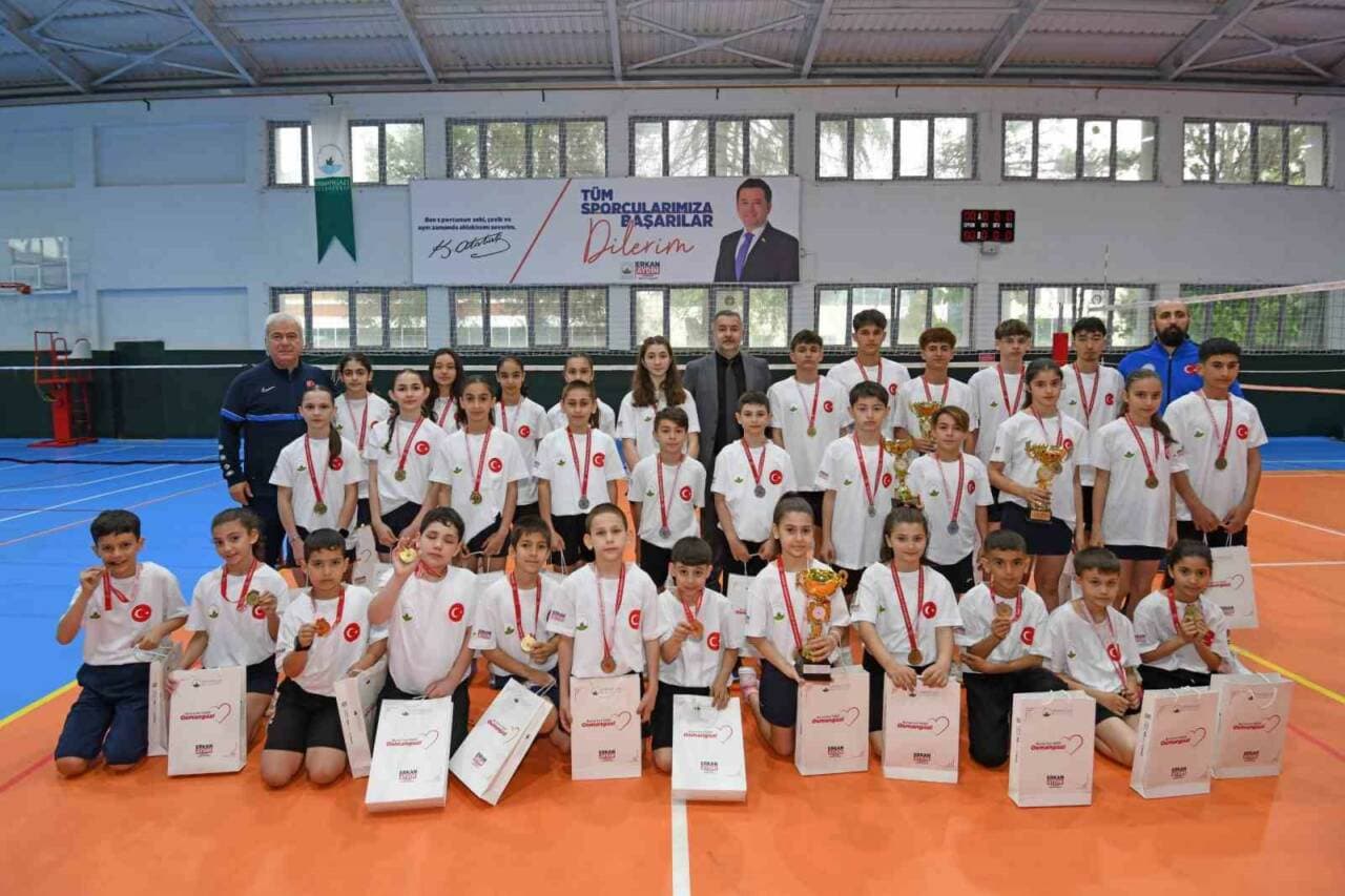 Osmangazi Belediyespor'dan Badmintonda Tarihi Başarı: Her Kategoride Şampiyonluk