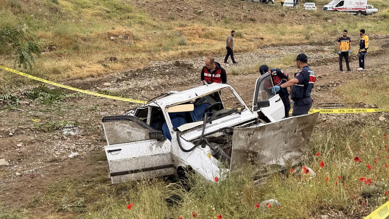 Yozgat'taki trafik kazasında köprüden uçan otomobil ve olay yeri inceleme ekipleri.
