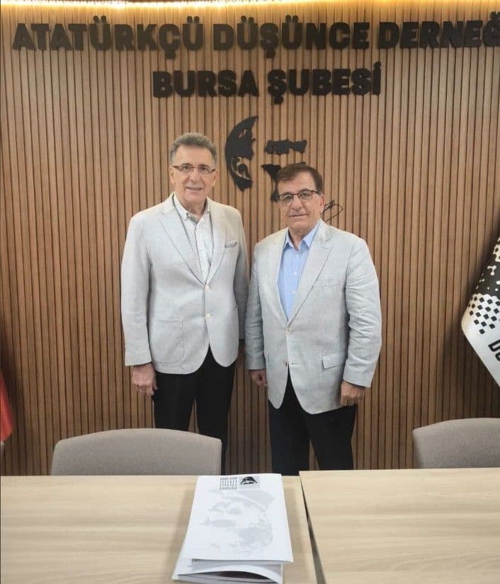 Bursa Siyasetinde Örnek Dostluk: Rakip Partilerin Eski İl Başkanları Yıllara Meydan Okuyor