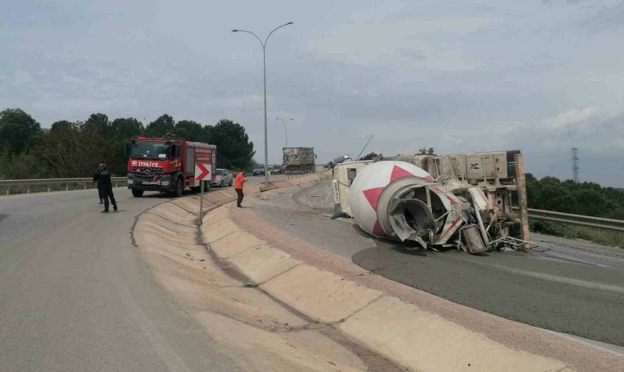 Bursa İnegöl'de devrilen beton mikseri, kaza sonrası olay yeri.
