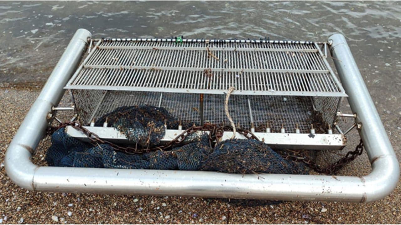 Yasa dışı avcılıkta kullanılan kum şırlanı ve midye toplama aparatı.