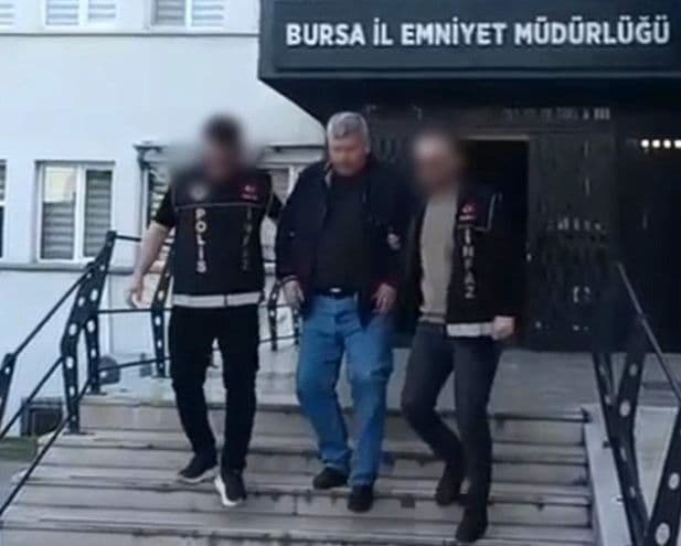Bursa Emniyet Müdürlüğü önünde polis ekipleri tarafından gözaltına alınan şüpheli