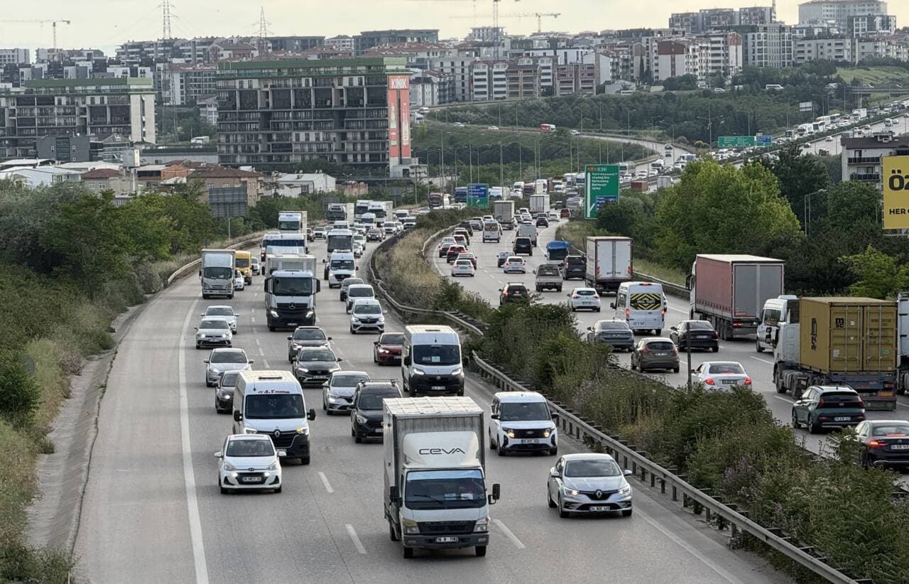 Bursa otoyolunda tatil yoğunluğu nedeniyle oluşan trafik sıkışıklığı