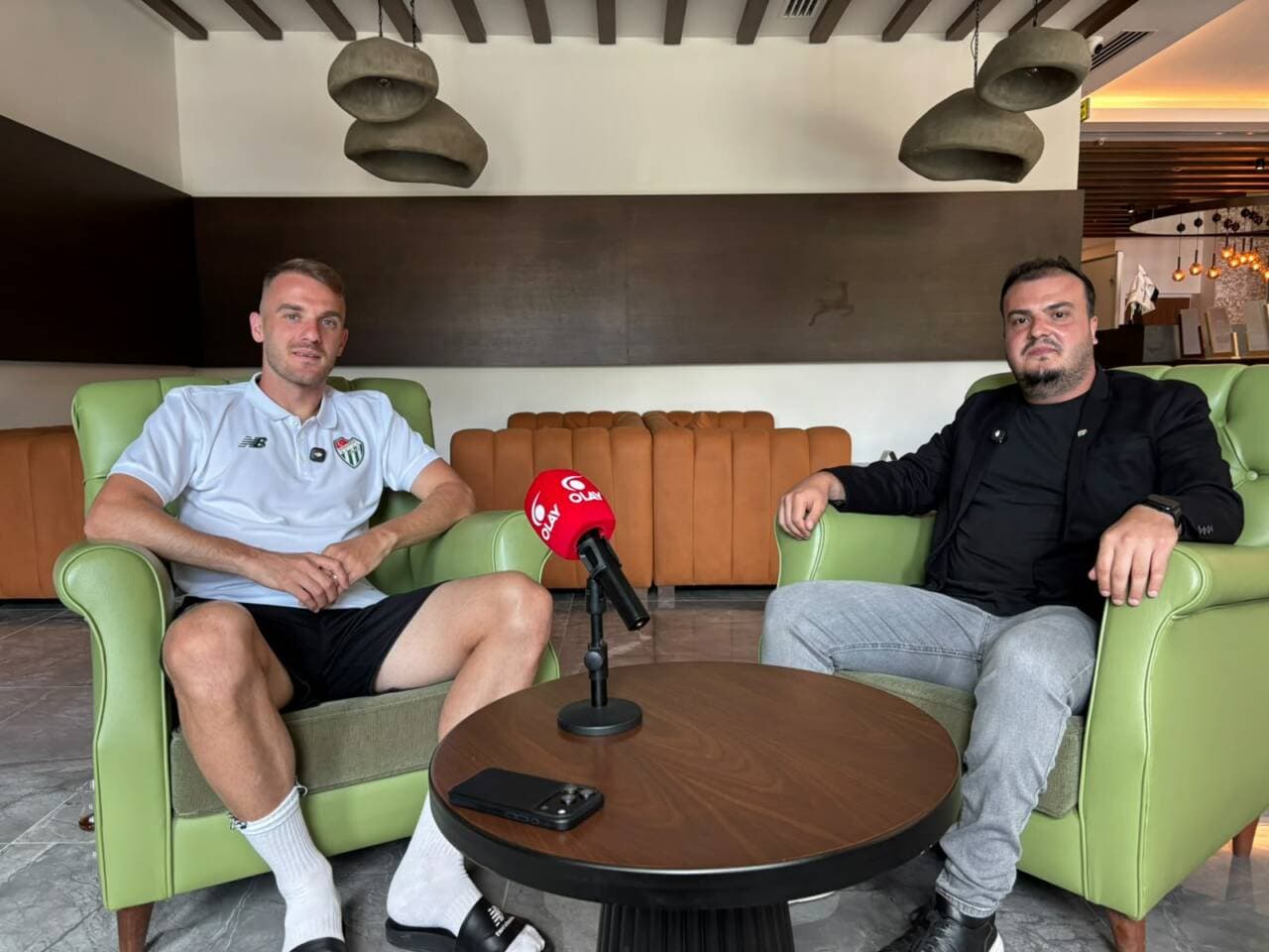 Bursaspor Kaptanı Ertuğrul Ersoy, Bolu kampında röportaj verirken.