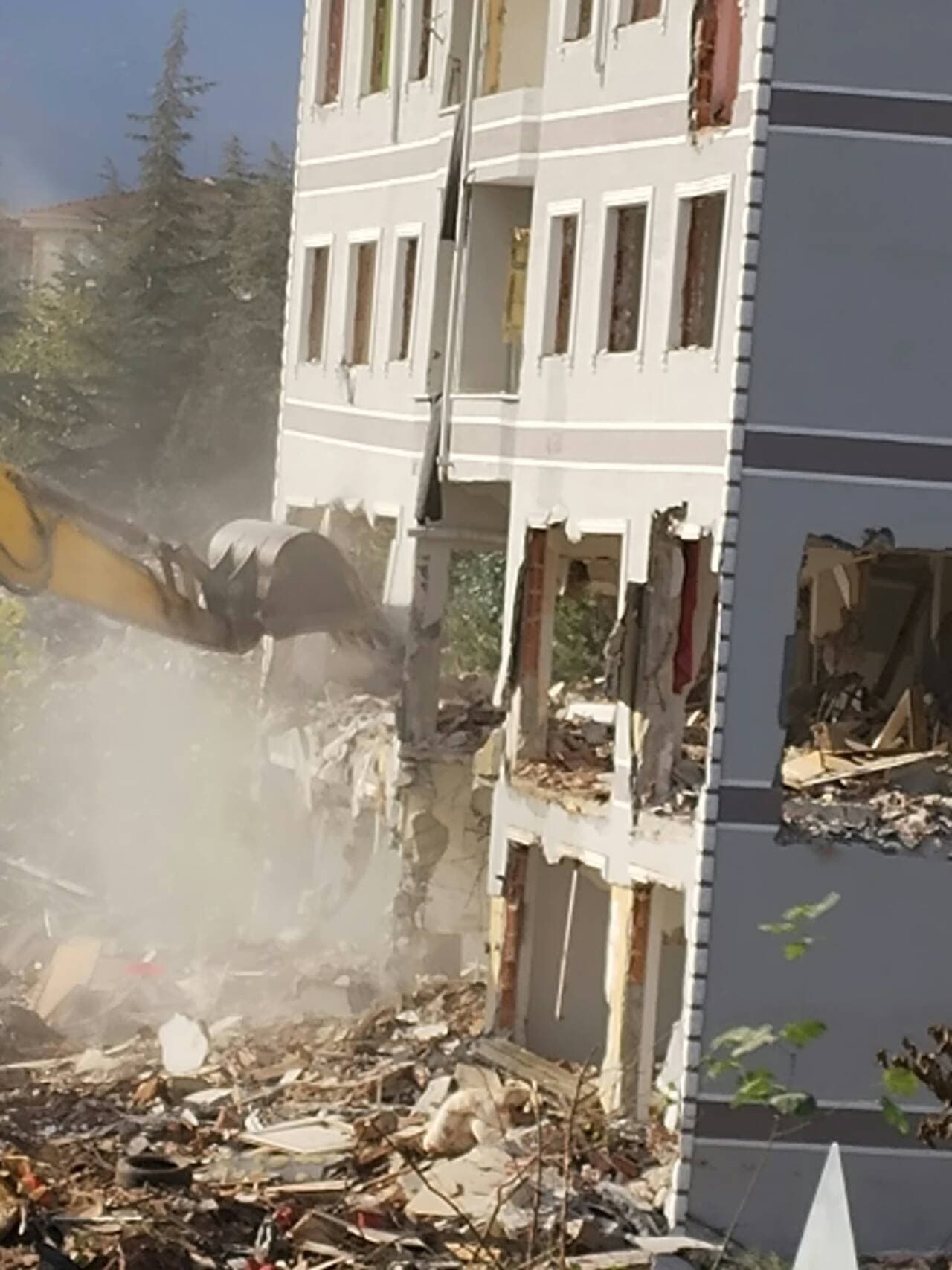 İnegöl'de Kentsel Dönüşüm Başladı: Riskli Binalar Yıkılıyor, Güvenli Yapılar Yükseliyor