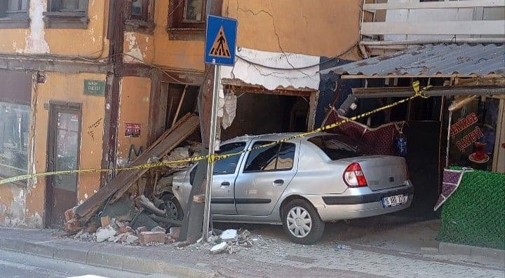 Bursa'da freni boşalarak bir eve çarpan otomobilin kaza sonrası görüntüsü.