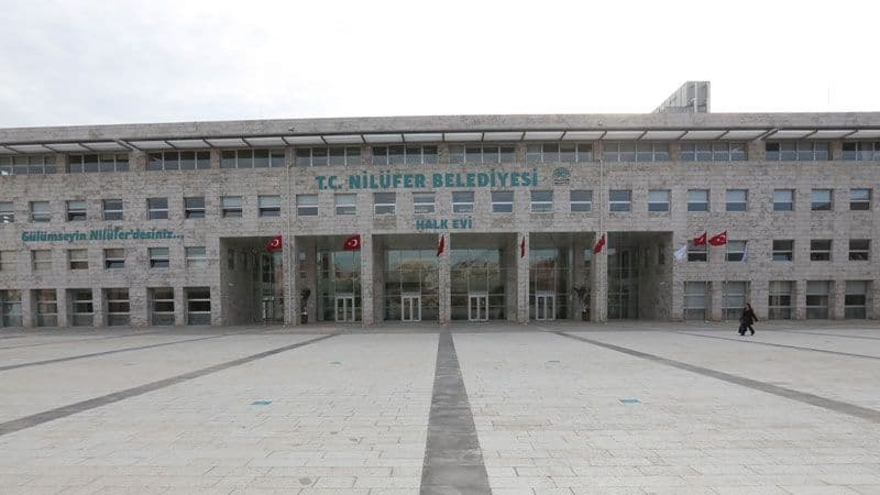 Bursa'da vandalizme uğramış bir heykelin önünde inceleme yapan belediye yetkilileri.