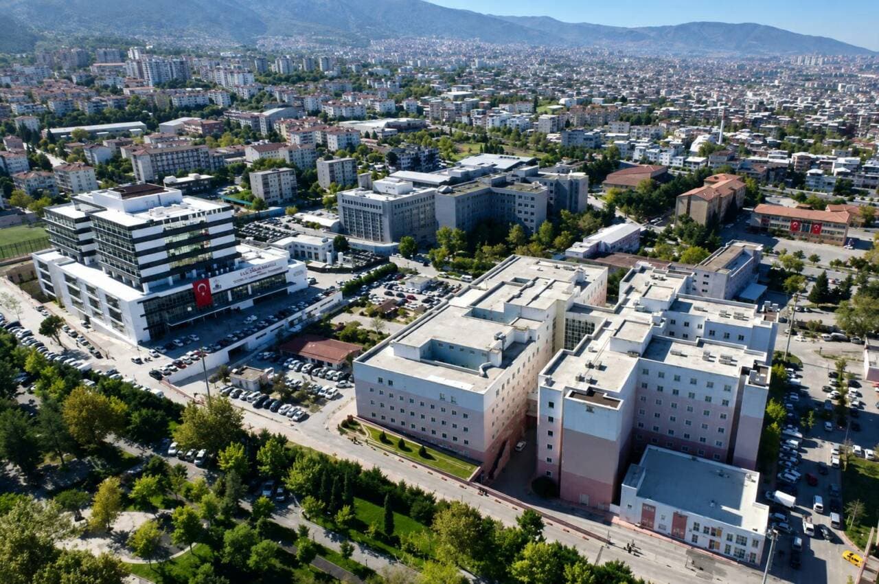 Bursa Yıldırım'da Yüksek İhtisas Hastanesi ve çevresinin kuşbakışı görünümü