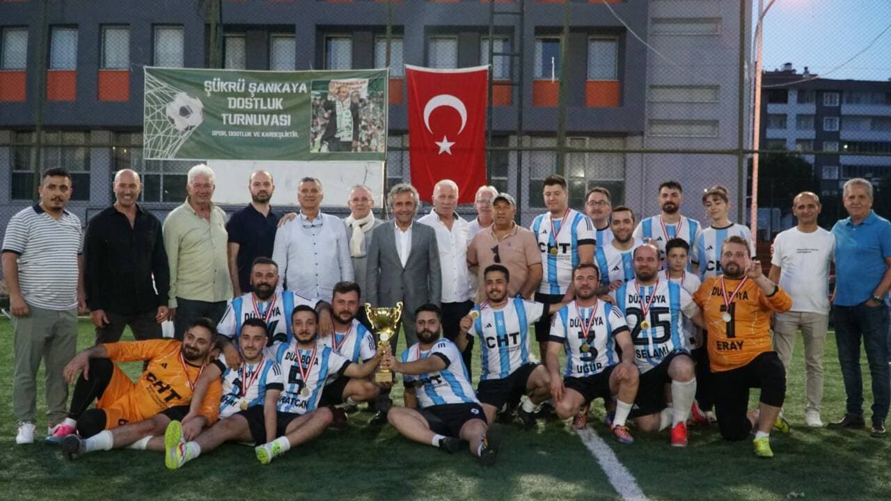 Şükrü Şankaya Dostluk Turnuvası şampiyonu Düz Boya takımı kupa töreninde.