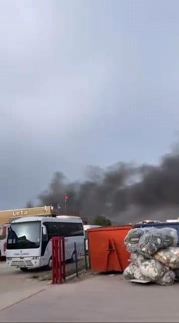 Bursa İnegöl'de bir fabrikanın çatısından yükselen siyah dumanlar.