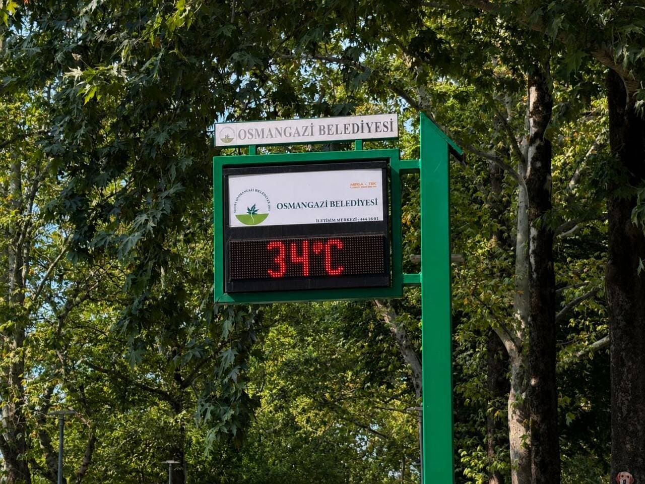 Bursa Osmangazi Belediyesi'ne ait dijital termometre 34 dereceyi gösteriyor.