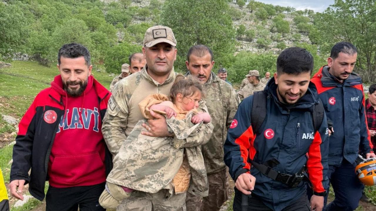 Batman'da arama kurtarma ekipleri tarafından bulunan 2,5 yaşındaki Melike Erkin.