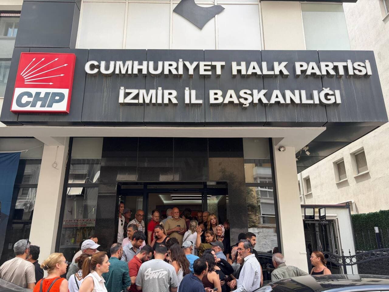 CHP İzmir İl Başkanlığı'nda Görev Değişimi Sonrası Gerginlik Yaşandı