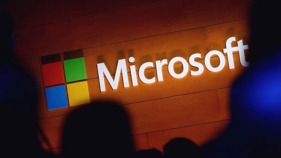 Microsoft logosu, Azure bulut bilişim, yapay zeka yatırımları