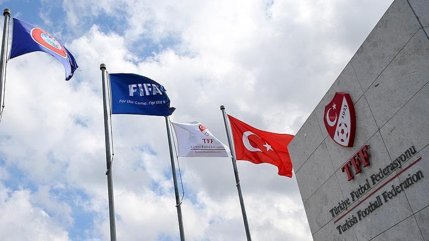 Türkiye Futbol Federasyonu (TFF) binası ve bayrakları.