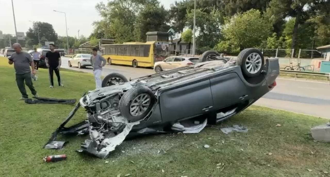 Bursa Osmangazi'de takla atan aracın da karıştığı zincirleme trafik kazası.