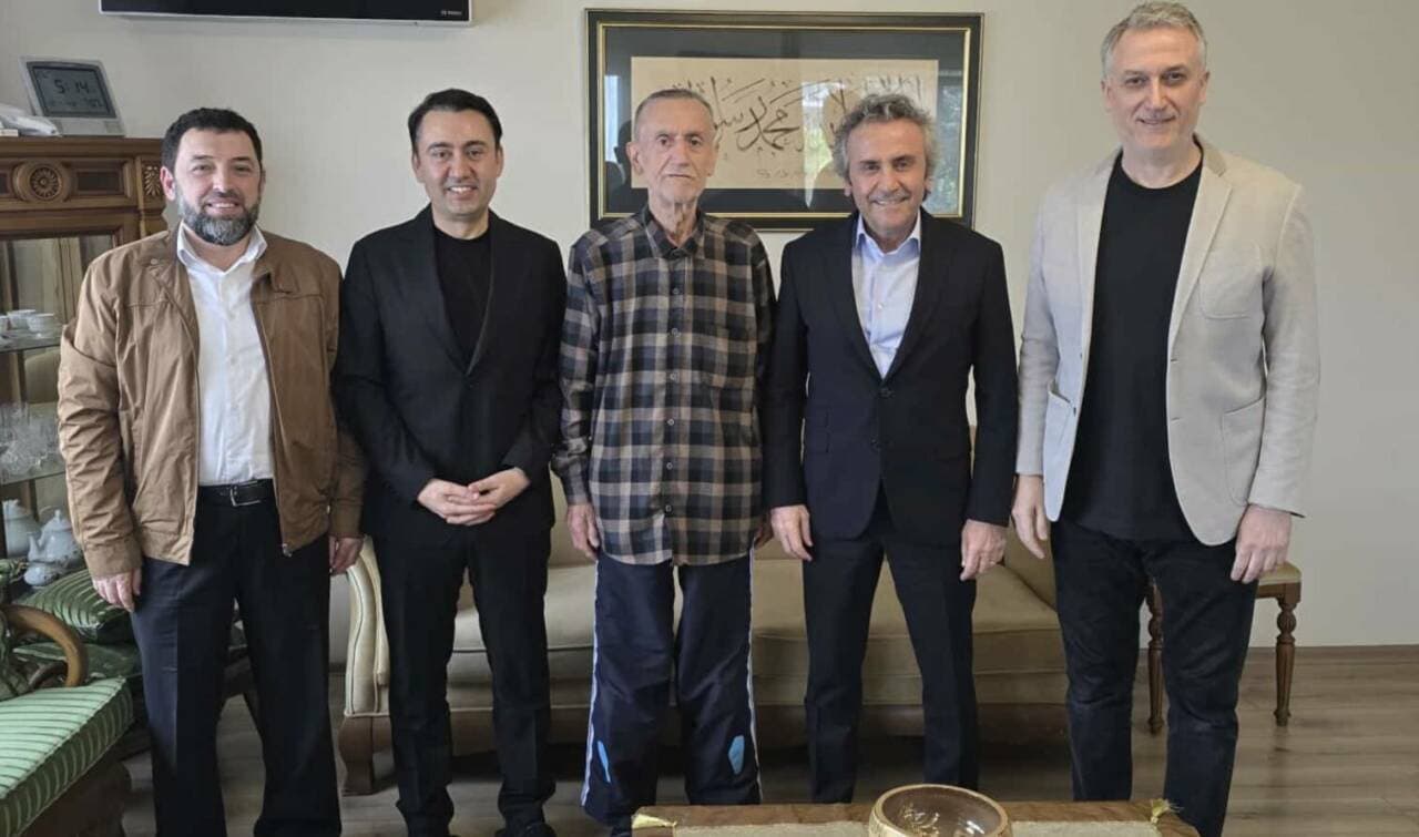 Yeşim Grup CEO'su Şenol Şankaya, kanser tedavisi gören eski Osmangazi Belediye Meclisi Üyesi İsmail Hakkı Arslan'ı evinde ziyaret ederken.