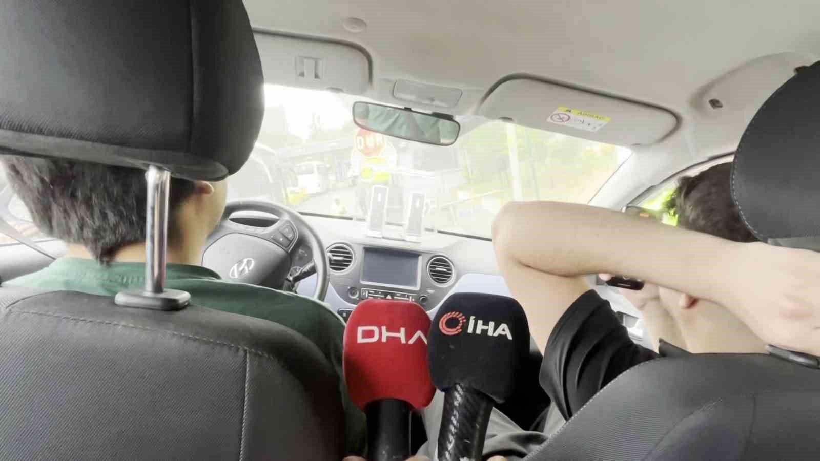 Kurban Bayramı öncesi emniyet kemeri simülasyonu etkinliğinde, araç içinde medya mikrofonları ve katılımcılar.