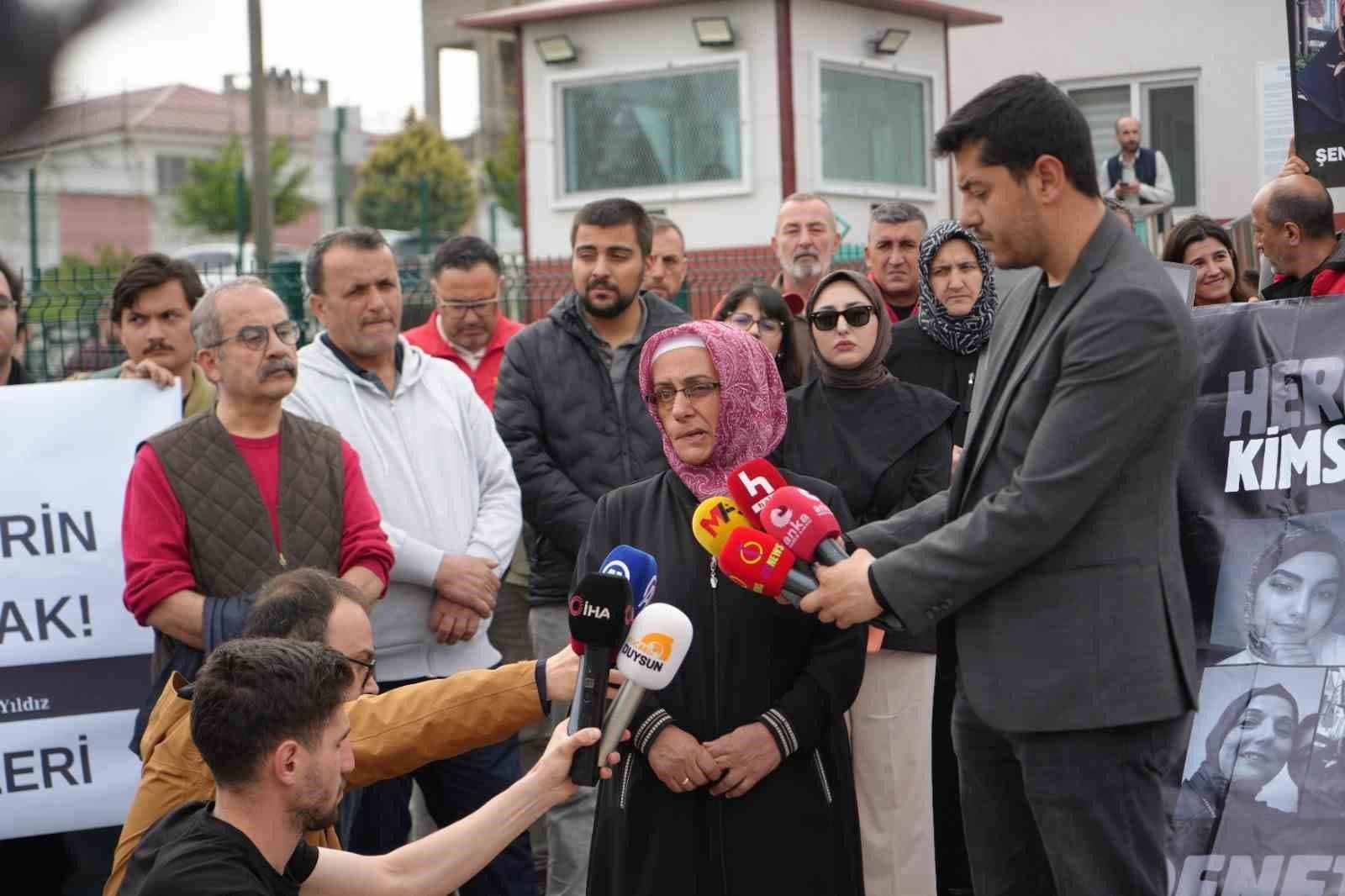 Dilovası kozmetik fabrikası yangını davasında adliye önünde açıklama yapan mağdur aileler.