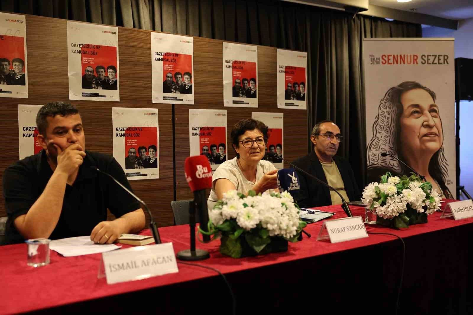 Nilüfer Belediyesi'nin düzenlediği Sennur Sezer'i anma etkinliğinde konuşmacılar Nuray Sancar, Fatih Polat ve İsmail Afacan panelde oturuyor.