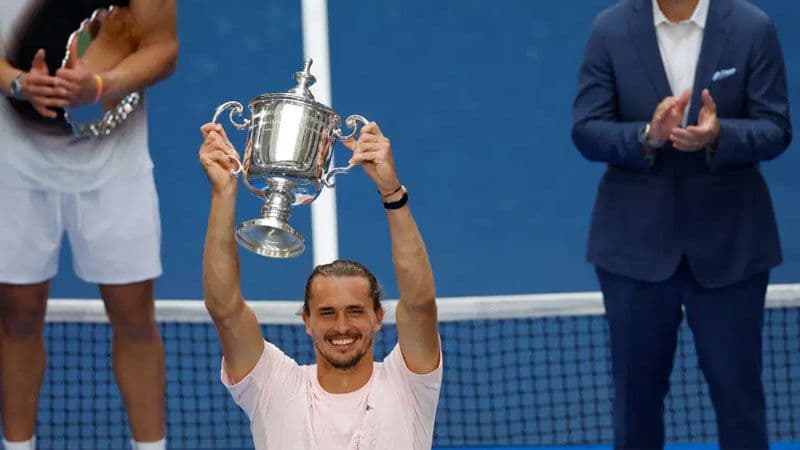 Alexander Zverev, ABD Açık tenis turnuvası şampiyonluk kupasını kaldırırken