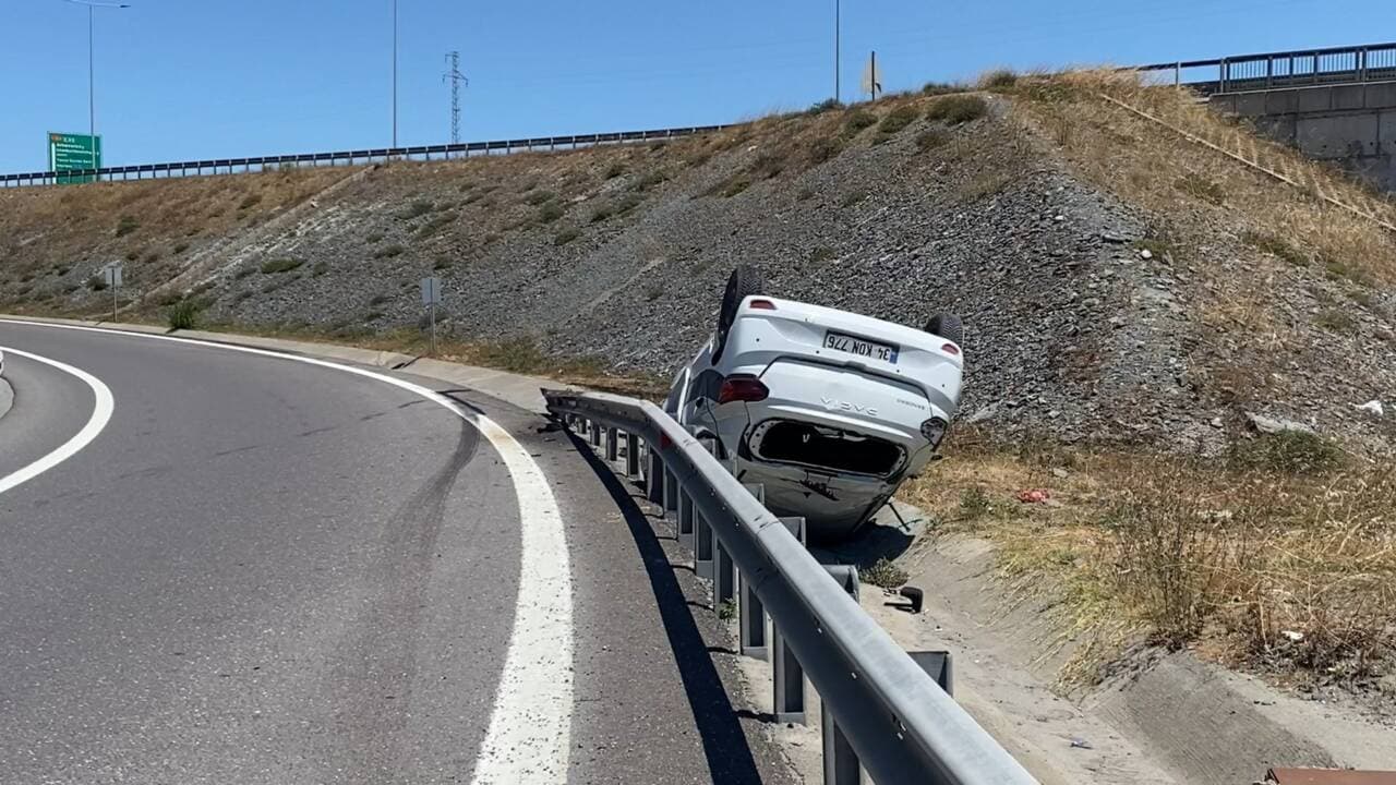 Başakşehir'de bariyerlere çarparak takla atmış beyaz otomobilin kaza sonrası görüntüsü.