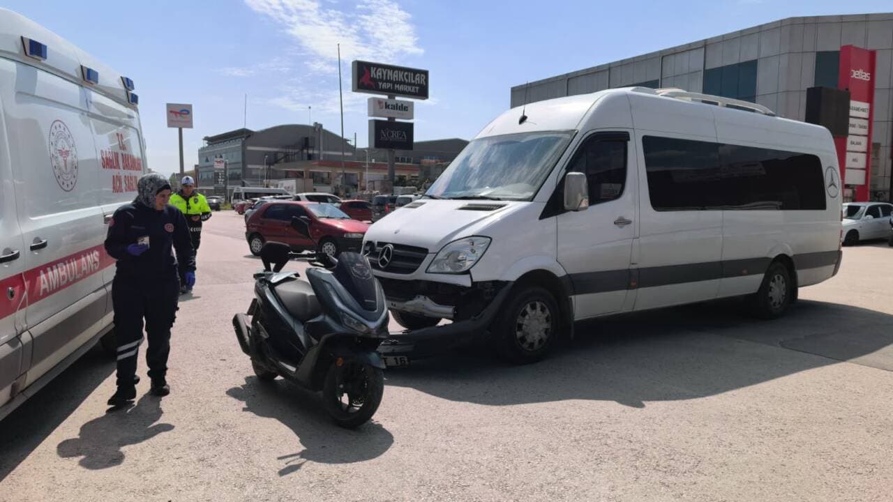 Bursa İnegöl'de motosiklet ve minibüs çarpışması sonrası kaza yeri, ambulans ve hasarlı araçlar.