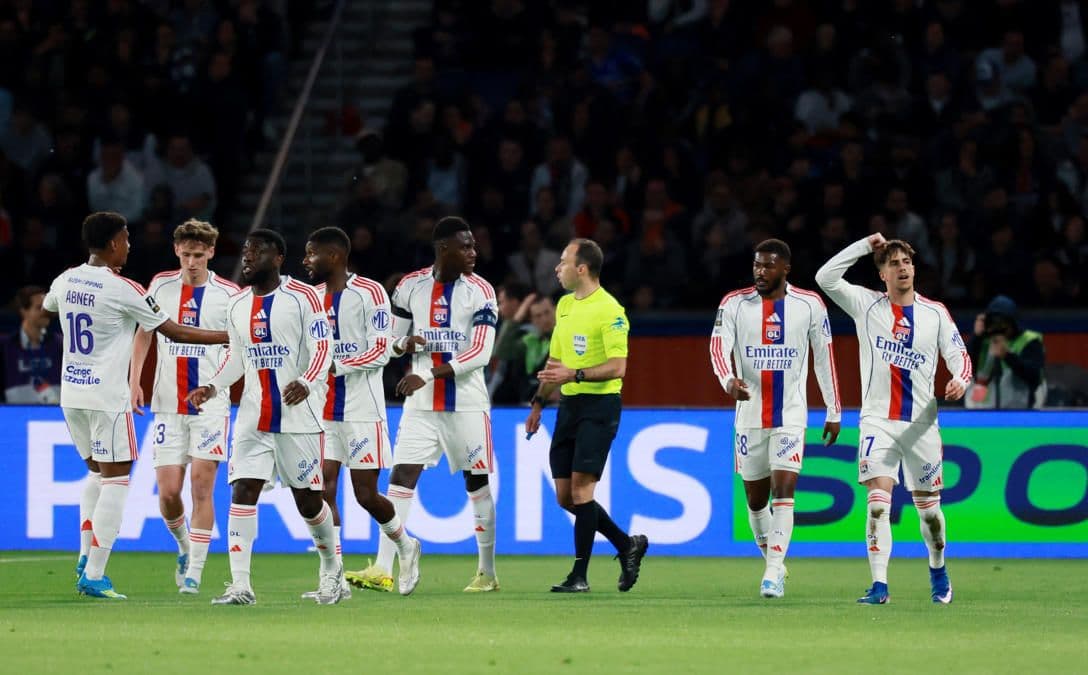 Lyon futbolcuları ve hakem, Paris Saint-Germain maçında sahada.