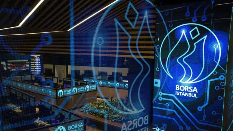 Borsa İstanbul işlem salonu ve ekranlarda BIST logosu.