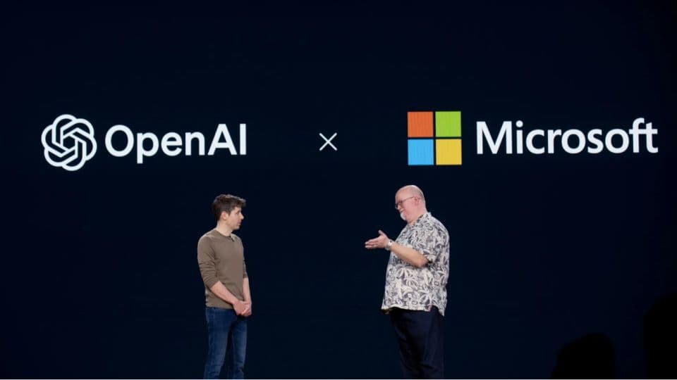 Microsoft ve OpenAI logoları ile iki şirket yöneticisi sahnede