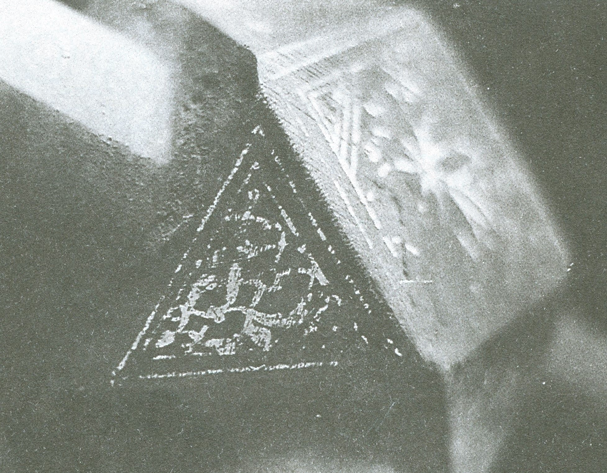 Bursa Yeşil Camii pencere parmaklığındaki gümüş kakma üçgen motifin yakın çekim görüntüsü.