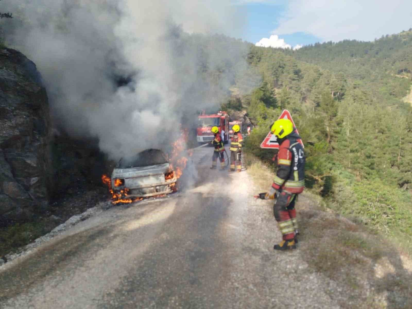 Balıkesir Dursunbey'de Araç Yangını Ormana Sıçradı: Ekipler Hızla Söndürdü