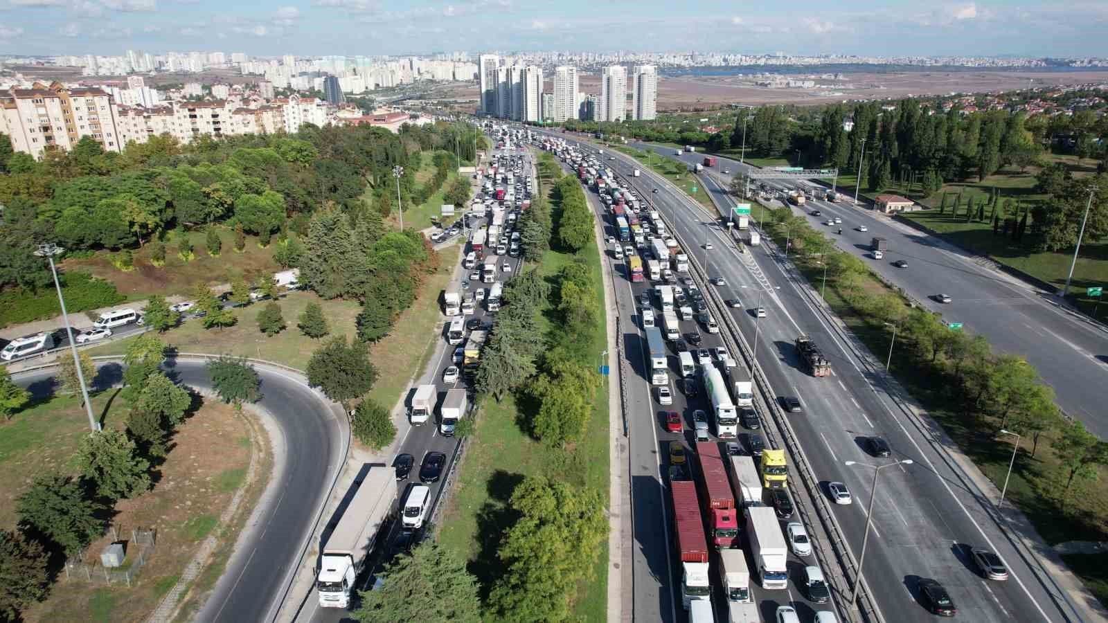 TEM Otoyolu Esenyurt mevkiinde tır yangını sonrası oluşan uzun araç kuyrukları.
