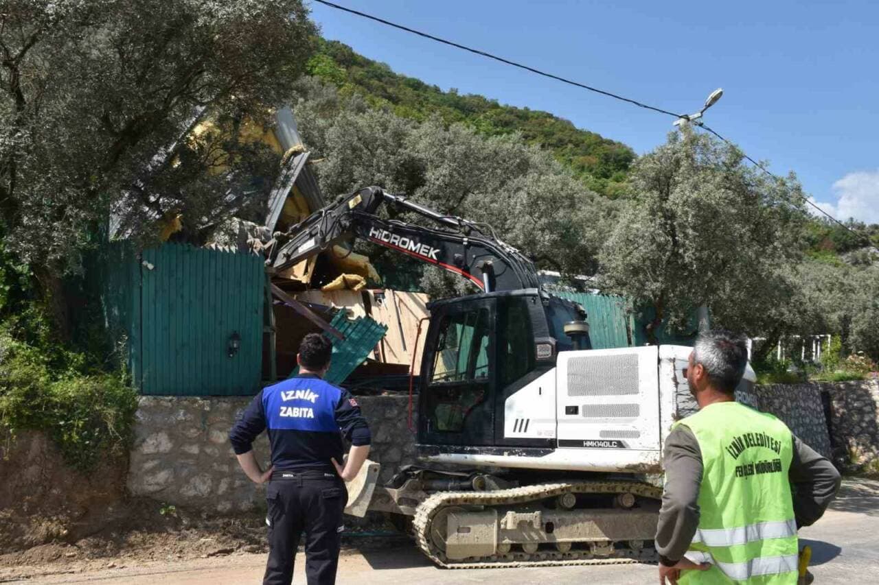İznik'te kaçak yapı yıkımı, belediye ekipleri ve iş makinesi.