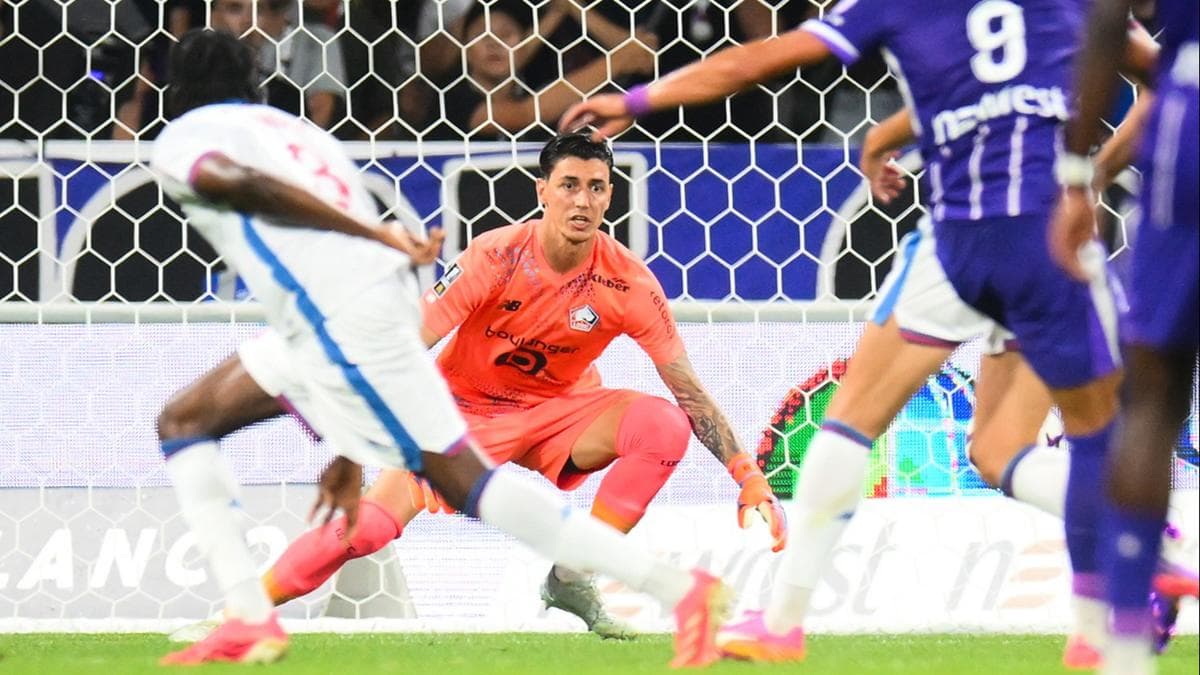 Berke Özer, Lille formasıyla Toulouse maçında topu kurtarırken.