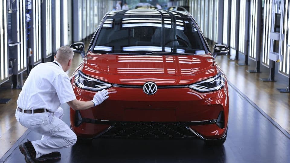 Volkswagen fabrikasında işten çıkarma kararı, yeniden yapılanma, otomotiv sektörü