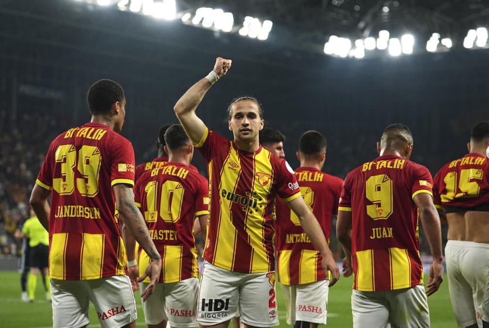 Göztepe futbolcuları Antalyaspor maçında gol sevinci yaşıyor.